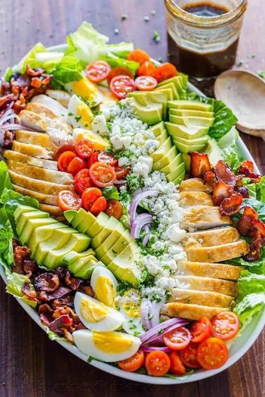 Salade Cobb avec la meilleure vinaigrette au poulet