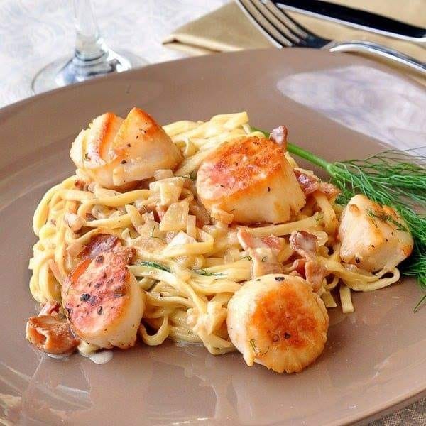 Pétoncles poêlés avec Fettucini au Bacon sauce à la crème