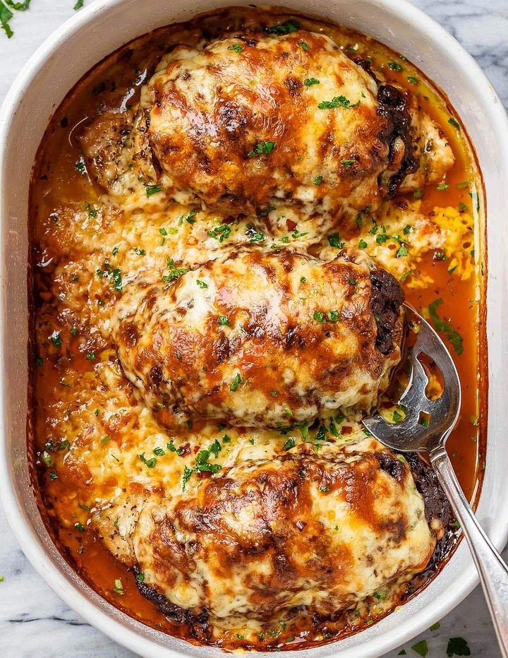 CASSEROLE DE POULET À L’OIGNON GRATINÉ