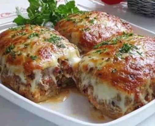 Boulettes de viande aux pommes de terre et à la sauce tomate